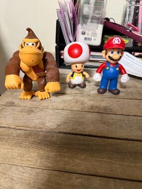 Nintendo Mario, Toad & Donkey Kong Figure Set - Red, Brown, Blue, White